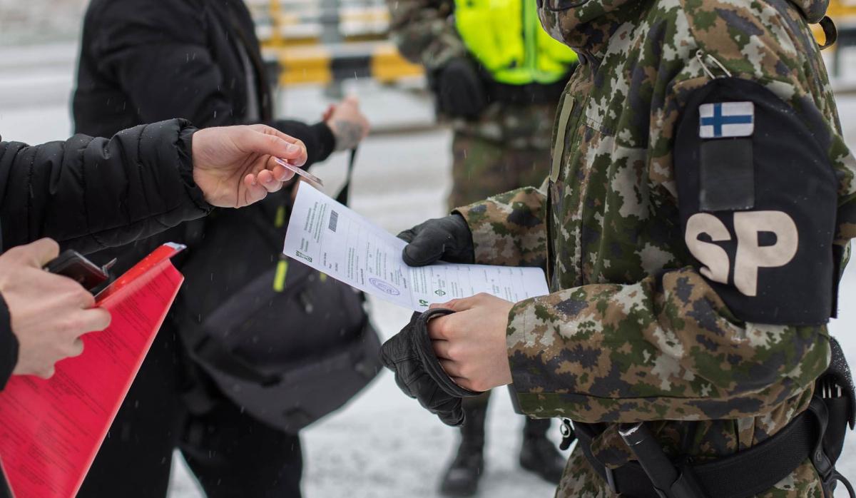 Sotilaspoliisi lukee siviilin antamaa lappua