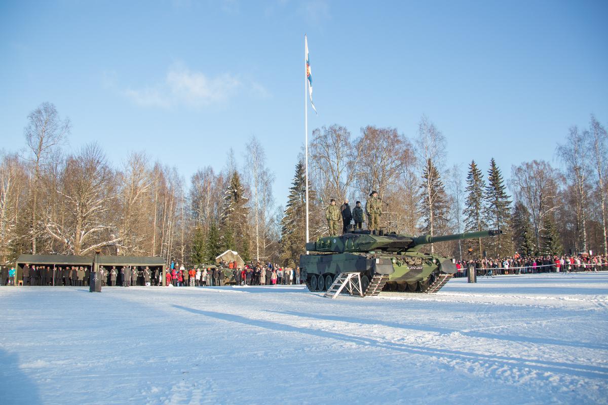 Panssarivaunu, Suomen lippu ja ihmisiä paraatikentällä