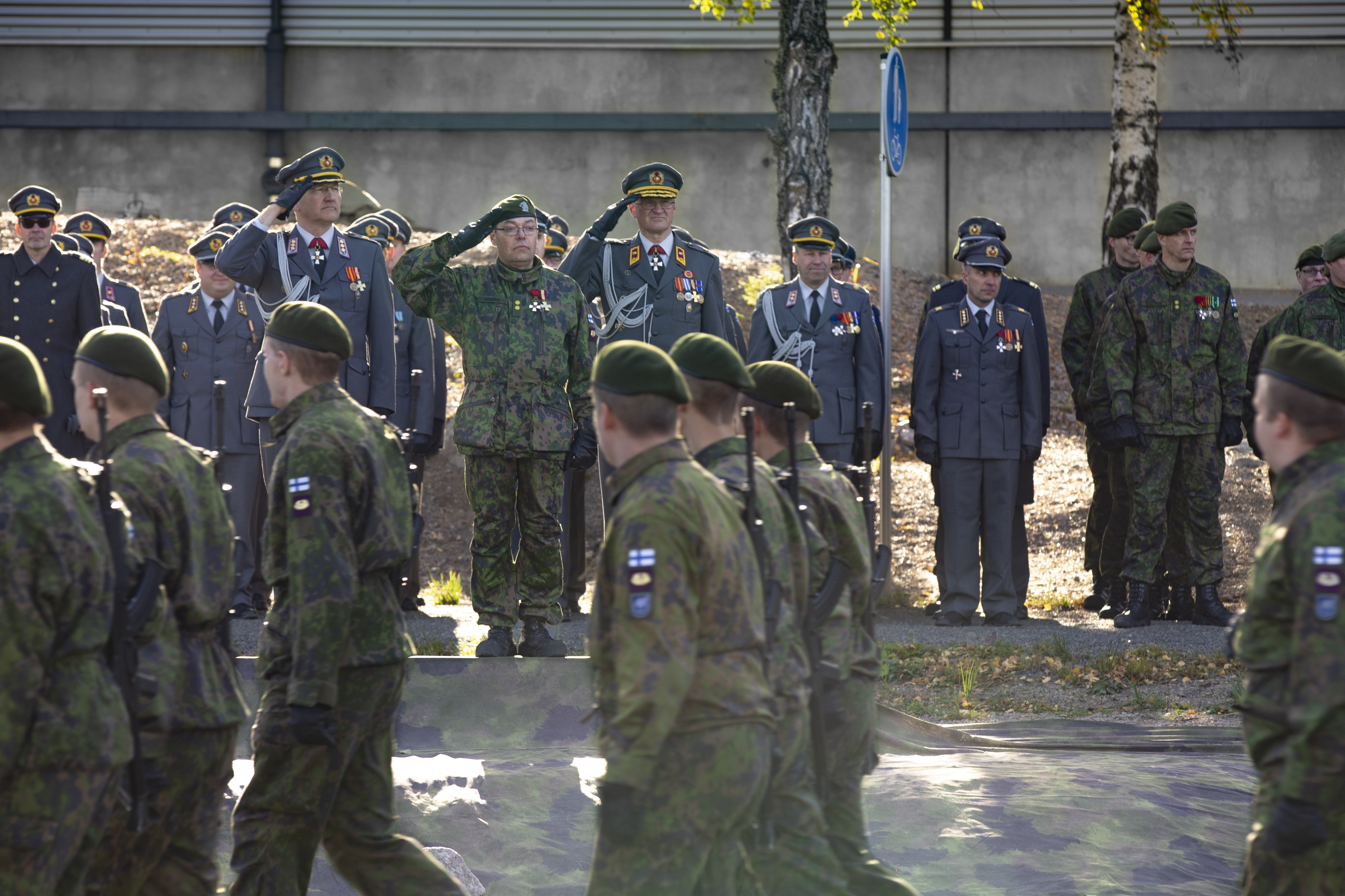 Sotilaat marssivat korkea-arvoisten upseerien ohi, jotka tervehtivät heitä