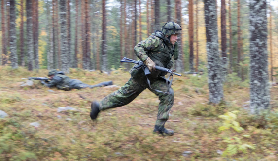 Kuva, jossa henkilö juoksee taisteluharjoituksessa.