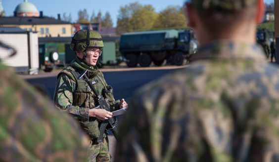 Officersaspirant Lautala leder sin pluton i Fredrikshamn.