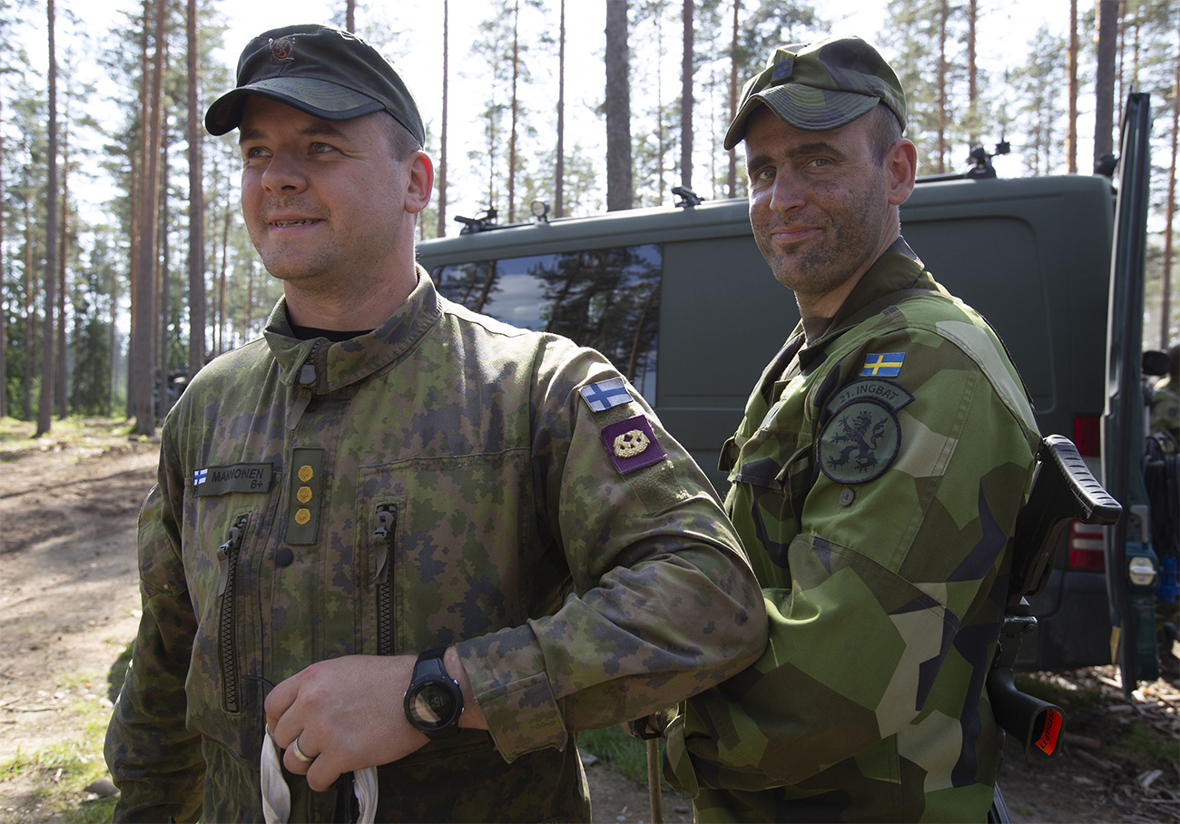 Suomalainen ja Ruotsalainen sotilas vierekkäin