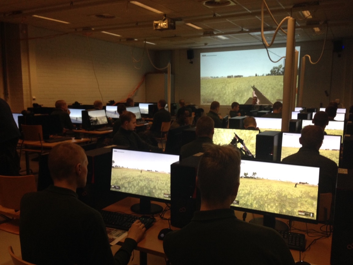 Sotilaita tietokoneluokassa pelaamassa 